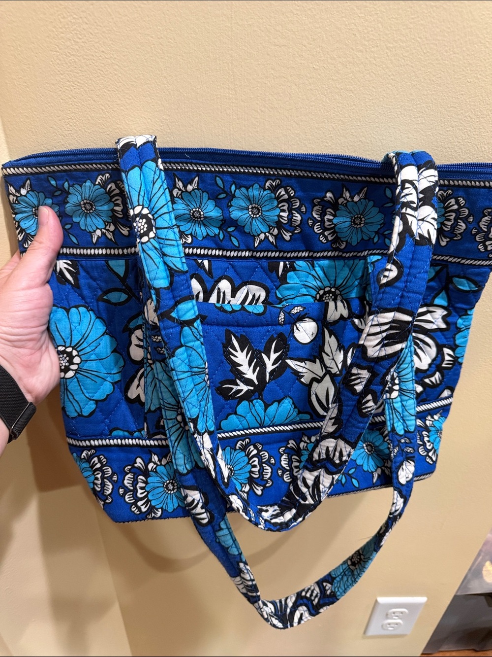 Gold Coast cloth tote bag with zipper closure